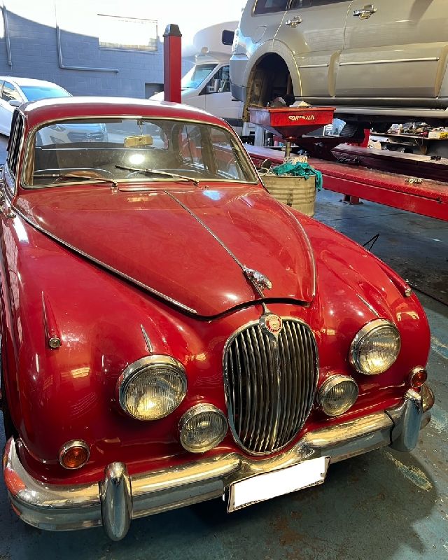 Classic car restoration in the Memmotts workshop (photo 4)